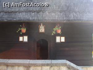 [P28] Deasupra intrării în biserică este aşezat portretul revoluţionarului Horea.  » foto by Floryn81
 - 
<span class="allrVoted glyphicon glyphicon-heart hidden" id="av877775"></span>
<a class="m-l-10 hidden" id="sv877775" onclick="voting_Foto_DelVot(,877775,4666)" role="button">șterge vot <span class="glyphicon glyphicon-remove"></span></a>
<a id="v9877775" class=" c-red"  onclick="voting_Foto_SetVot(877775)" role="button"><span class="glyphicon glyphicon-heart-empty"></span> <b>LIKE</b> = Votează poza</a> <img class="hidden"  id="f877775W9" src="/imagini/loader.gif" border="0" /><span class="AjErrMes hidden" id="e877775ErM"></span>