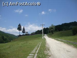[P38] Am ieşit în poiana Comanca şi ne-am îndreptat spre lăcaşul de cult unde speram să găsim umbră. Aşa a fost!  » foto by Floryn81
 - 
<span class="allrVoted glyphicon glyphicon-heart hidden" id="av877786"></span>
<a class="m-l-10 hidden" id="sv877786" onclick="voting_Foto_DelVot(,877786,4666)" role="button">șterge vot <span class="glyphicon glyphicon-remove"></span></a>
<a id="v9877786" class=" c-red"  onclick="voting_Foto_SetVot(877786)" role="button"><span class="glyphicon glyphicon-heart-empty"></span> <b>LIKE</b> = Votează poza</a> <img class="hidden"  id="f877786W9" src="/imagini/loader.gif" border="0" /><span class="AjErrMes hidden" id="e877786ErM"></span>
