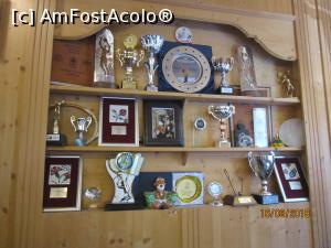 [P02] Palmares tenis, trofee expuse in restaurant. Bravo!!  » foto by Storia
 - 
<span class="allrVoted glyphicon glyphicon-heart hidden" id="av1002323"></span>
<a class="m-l-10 hidden" id="sv1002323" onclick="voting_Foto_DelVot(,1002323,4690)" role="button">șterge vot <span class="glyphicon glyphicon-remove"></span></a>
<a id="v91002323" class=" c-red"  onclick="voting_Foto_SetVot(1002323)" role="button"><span class="glyphicon glyphicon-heart-empty"></span> <b>LIKE</b> = Votează poza</a> <img class="hidden"  id="f1002323W9" src="/imagini/loader.gif" border="0" /><span class="AjErrMes hidden" id="e1002323ErM"></span>