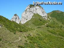 [P25] ... iar pe acolo vom urca către vârful Ciucaş (în dreapta imaginii)  » foto by Claudiu U.
 - 
<span class="allrVoted glyphicon glyphicon-heart hidden" id="av489195"></span>
<a class="m-l-10 hidden" id="sv489195" onclick="voting_Foto_DelVot(,489195,4696)" role="button">șterge vot <span class="glyphicon glyphicon-remove"></span></a>
<a id="v9489195" class=" c-red"  onclick="voting_Foto_SetVot(489195)" role="button"><span class="glyphicon glyphicon-heart-empty"></span> <b>LIKE</b> = Votează poza</a> <img class="hidden"  id="f489195W9" src="/imagini/loader.gif" border="0" /><span class="AjErrMes hidden" id="e489195ErM"></span>