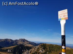 [P42] Vârful Ciucaș (în fundal) văzut de pe Vârful Gropșoarele.  » foto by Floryn81
 - 
<span class="allrVoted glyphicon glyphicon-heart hidden" id="av1121494"></span>
<a class="m-l-10 hidden" id="sv1121494" onclick="voting_Foto_DelVot(,1121494,4696)" role="button">șterge vot <span class="glyphicon glyphicon-remove"></span></a>
<a id="v91121494" class=" c-red"  onclick="voting_Foto_SetVot(1121494)" role="button"><span class="glyphicon glyphicon-heart-empty"></span> <b>LIKE</b> = Votează poza</a> <img class="hidden"  id="f1121494W9" src="/imagini/loader.gif" border="0" /><span class="AjErrMes hidden" id="e1121494ErM"></span>