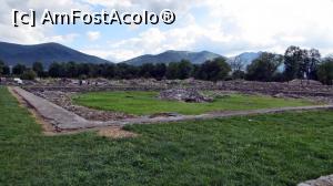 [P13] Vedere de ansamblu asupra părții sudice a Forumului. În prim-plan s-ar fi aflat Tribunalia (cea de răsărit)), loc pentru discursuri și pentru judecată și care avea la subsol o temniță care era mai curând un fel de arest preventiv.  » foto by Lucien
 - 
<span class="allrVoted glyphicon glyphicon-heart hidden" id="av836142"></span>
<a class="m-l-10 hidden" id="sv836142" onclick="voting_Foto_DelVot(,836142,4700)" role="button">șterge vot <span class="glyphicon glyphicon-remove"></span></a>
<a id="v9836142" class=" c-red"  onclick="voting_Foto_SetVot(836142)" role="button"><span class="glyphicon glyphicon-heart-empty"></span> <b>LIKE</b> = Votează poza</a> <img class="hidden"  id="f836142W9" src="/imagini/loader.gif" border="0" /><span class="AjErrMes hidden" id="e836142ErM"></span>
