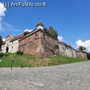 P03 [JUN-2024] Brașov, Cetățuia de la Straja, Zidurile cetățuii din partea de sud - est cu bastionul, pe aici am venit...