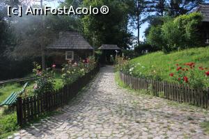 [P04] Suceava, Muzeul Satului Bocovinean, intrarea, în stânga la Coliba din Câmpulung Moldovenesc-Casa de Bilete » foto by mprofeanu
 - 
<span class="allrVoted glyphicon glyphicon-heart hidden" id="av1324043"></span>
<a class="m-l-10 hidden" id="sv1324043" onclick="voting_Foto_DelVot(,1324043,4721)" role="button">șterge vot <span class="glyphicon glyphicon-remove"></span></a>
<a id="v91324043" class=" c-red"  onclick="voting_Foto_SetVot(1324043)" role="button"><span class="glyphicon glyphicon-heart-empty"></span> <b>LIKE</b> = Votează poza</a> <img class="hidden"  id="f1324043W9" src="/imagini/loader.gif" border="0" /><span class="AjErrMes hidden" id="e1324043ErM"></span>