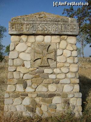 [P33] În partea centrală a cimitirului este ridicat un monument din piatră, cu o cruce pe una dintre laturi; în partea superioară sunt gravate următoarele inscripții: ”Eine groessere liebe” și ”Fuer seine brueder”.  » foto by Floryn81
 - 
<span class="allrVoted glyphicon glyphicon-heart hidden" id="av428030"></span>
<a class="m-l-10 hidden" id="sv428030" onclick="voting_Foto_DelVot(,428030,4746)" role="button">șterge vot <span class="glyphicon glyphicon-remove"></span></a>
<a id="v9428030" class=" c-red"  onclick="voting_Foto_SetVot(428030)" role="button"><span class="glyphicon glyphicon-heart-empty"></span> <b>LIKE</b> = Votează poza</a> <img class="hidden"  id="f428030W9" src="/imagini/loader.gif" border="0" /><span class="AjErrMes hidden" id="e428030ErM"></span>