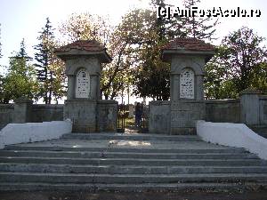 [P45] Ne aflăm la intrarea în Cimitirul ostașilor români și germani (1916 - 1918) din localitatea Bordești.  » foto by Floryn81
 - 
<span class="allrVoted glyphicon glyphicon-heart hidden" id="av428042"></span>
<a class="m-l-10 hidden" id="sv428042" onclick="voting_Foto_DelVot(,428042,4746)" role="button">șterge vot <span class="glyphicon glyphicon-remove"></span></a>
<a id="v9428042" class=" c-red"  onclick="voting_Foto_SetVot(428042)" role="button"><span class="glyphicon glyphicon-heart-empty"></span> <b>LIKE</b> = Votează poza</a> <img class="hidden"  id="f428042W9" src="/imagini/loader.gif" border="0" /><span class="AjErrMes hidden" id="e428042ErM"></span>