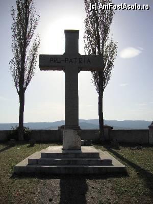 [P47] În partea centrală a cimitirului se ridică o cruce din ciment, înaltă de câțiva metri, pe care este gravată inscripția: Pro-Patria.  » foto by Floryn81
 - 
<span class="allrVoted glyphicon glyphicon-heart hidden" id="av428044"></span>
<a class="m-l-10 hidden" id="sv428044" onclick="voting_Foto_DelVot(,428044,4746)" role="button">șterge vot <span class="glyphicon glyphicon-remove"></span></a>
<a id="v9428044" class=" c-red"  onclick="voting_Foto_SetVot(428044)" role="button"><span class="glyphicon glyphicon-heart-empty"></span> <b>LIKE</b> = Votează poza</a> <img class="hidden"  id="f428044W9" src="/imagini/loader.gif" border="0" /><span class="AjErrMes hidden" id="e428044ErM"></span>