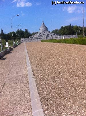 [P01] Vedere generală cu Mausoleul de la Mărășești, așa cum se vede el la poarta de intrare. În stânga pozei se observă statuile reprezentînd diferiți ofițeri eroi sau care au condus operațiuni militare în aceste lupte. Sunt câte 5 statui pe fiecare din cele două alei de acces spre mausoleu.  » foto by Yersinia Pestis
 - 
<span class="allrVoted glyphicon glyphicon-heart hidden" id="av550460"></span>
<a class="m-l-10 hidden" id="sv550460" onclick="voting_Foto_DelVot(,550460,4746)" role="button">șterge vot <span class="glyphicon glyphicon-remove"></span></a>
<a id="v9550460" class=" c-red"  onclick="voting_Foto_SetVot(550460)" role="button"><span class="glyphicon glyphicon-heart-empty"></span> <b>LIKE</b> = Votează poza</a> <img class="hidden"  id="f550460W9" src="/imagini/loader.gif" border="0" /><span class="AjErrMes hidden" id="e550460ErM"></span>