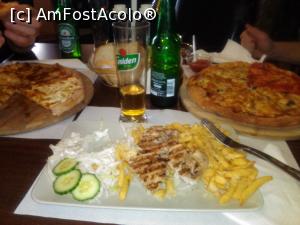 [P06] Uneori ne rupe foamea si comandam ceva mai consistent, doua gratare cu salata sau cate o pizza mare » foto by dorgo
 - 
<span class="allrVoted glyphicon glyphicon-heart hidden" id="av825002"></span>
<a class="m-l-10 hidden" id="sv825002" onclick="voting_Foto_DelVot(,825002,4761)" role="button">șterge vot <span class="glyphicon glyphicon-remove"></span></a>
<a id="v9825002" class=" c-red"  onclick="voting_Foto_SetVot(825002)" role="button"><span class="glyphicon glyphicon-heart-empty"></span> <b>LIKE</b> = Votează poza</a> <img class="hidden"  id="f825002W9" src="/imagini/loader.gif" border="0" /><span class="AjErrMes hidden" id="e825002ErM"></span>