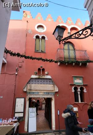 [P16] Casa Rosa, varuita in „rosu-Pompei”, cu arce la ferestre si creneluri in partea superioara, construita in jurul unui mic fort numit Torre Aragonese, de un colonel american, indragostit de aceste locuri. El a adunat artefacte de pe insula si din Grotta Azzurro, astazi casa fiind transformata intr-un muzeu, pe care insa nu l-am vizitat. » foto by geani anto
 - 
<span class="allrVoted glyphicon glyphicon-heart hidden" id="av1409558"></span>
<a class="m-l-10 hidden" id="sv1409558" onclick="voting_Foto_DelVot(,1409558,4857)" role="button">șterge vot <span class="glyphicon glyphicon-remove"></span></a>
<a id="v91409558" class=" c-red"  onclick="voting_Foto_SetVot(1409558)" role="button"><span class="glyphicon glyphicon-heart-empty"></span> <b>LIKE</b> = Votează poza</a> <img class="hidden"  id="f1409558W9" src="/imagini/loader.gif" border="0" /><span class="AjErrMes hidden" id="e1409558ErM"></span>