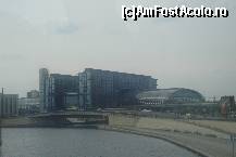 [P15] Vedere generala cu Gara Centrala, pe un mal al raului Spree din Berlin » foto by ileanaxperta*
 - 
<span class="allrVoted glyphicon glyphicon-heart hidden" id="av211727"></span>
<a class="m-l-10 hidden" id="sv211727" onclick="voting_Foto_DelVot(,211727,4900)" role="button">șterge vot <span class="glyphicon glyphicon-remove"></span></a>
<a id="v9211727" class=" c-red"  onclick="voting_Foto_SetVot(211727)" role="button"><span class="glyphicon glyphicon-heart-empty"></span> <b>LIKE</b> = Votează poza</a> <img class="hidden"  id="f211727W9" src="/imagini/loader.gif" border="0" /><span class="AjErrMes hidden" id="e211727ErM"></span>