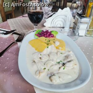 [P19] La restaurantul Kali, cel mai mare din statiune, se mananca bine » foto by dorgo
 - 
<span class="allrVoted glyphicon glyphicon-heart hidden" id="av1365787"></span>
<a class="m-l-10 hidden" id="sv1365787" onclick="voting_Foto_DelVot(,1365787,4909)" role="button">șterge vot <span class="glyphicon glyphicon-remove"></span></a>
<a id="v91365787" class=" c-red"  onclick="voting_Foto_SetVot(1365787)" role="button"><span class="glyphicon glyphicon-heart-empty"></span> <b>LIKE</b> = Votează poza</a> <img class="hidden"  id="f1365787W9" src="/imagini/loader.gif" border="0" /><span class="AjErrMes hidden" id="e1365787ErM"></span>