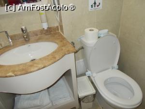 [P21] Baia. Chiuveta si vasul de toaleta. » foto by Zoazore
 - 
<span class="allrVoted glyphicon glyphicon-heart hidden" id="av1523825"></span>
<a class="m-l-10 hidden" id="sv1523825" onclick="voting_Foto_DelVot(,1523825,4946)" role="button">șterge vot <span class="glyphicon glyphicon-remove"></span></a>
<a id="v91523825" class=" c-red"  onclick="voting_Foto_SetVot(1523825)" role="button"><span class="glyphicon glyphicon-heart-empty"></span> <b>LIKE</b> = Votează poza</a> <img class="hidden"  id="f1523825W9" src="/imagini/loader.gif" border="0" /><span class="AjErrMes hidden" id="e1523825ErM"></span>