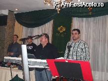 [P21] Radu Groza, impresarul trupei, vegheaza sa iasa petrecerea super... » foto by trandafir 1970*
 - 
<span class="allrVoted glyphicon glyphicon-heart hidden" id="av52587"></span>
<a class="m-l-10 hidden" id="sv52587" onclick="voting_Foto_DelVot(,52587,4961)" role="button">șterge vot <span class="glyphicon glyphicon-remove"></span></a>
<a id="v952587" class=" c-red"  onclick="voting_Foto_SetVot(52587)" role="button"><span class="glyphicon glyphicon-heart-empty"></span> <b>LIKE</b> = Votează poza</a> <img class="hidden"  id="f52587W9" src="/imagini/loader.gif" border="0" /><span class="AjErrMes hidden" id="e52587ErM"></span>