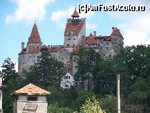 [P01] Venind dinspre Moeciu, Castelul Bran se profileaza in departare.  » foto by nadiaandreea
 - 
<span class="allrVoted glyphicon glyphicon-heart hidden" id="av448738"></span>
<a class="m-l-10 hidden" id="sv448738" onclick="voting_Foto_DelVot(,448738,4963)" role="button">șterge vot <span class="glyphicon glyphicon-remove"></span></a>
<a id="v9448738" class=" c-red"  onclick="voting_Foto_SetVot(448738)" role="button"><span class="glyphicon glyphicon-heart-empty"></span> <b>LIKE</b> = Votează poza</a> <img class="hidden"  id="f448738W9" src="/imagini/loader.gif" border="0" /><span class="AjErrMes hidden" id="e448738ErM"></span>