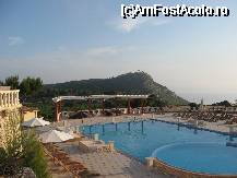 [P02] Piscina 2 a hotelului. In fata: marea; In stanga, sus: Taverna The Best Sunset. » foto by motaneata
 - 
<span class="allrVoted glyphicon glyphicon-heart hidden" id="av52495"></span>
<a class="m-l-10 hidden" id="sv52495" onclick="voting_Foto_DelVot(,52495,5031)" role="button">șterge vot <span class="glyphicon glyphicon-remove"></span></a>
<a id="v952495" class=" c-red"  onclick="voting_Foto_SetVot(52495)" role="button"><span class="glyphicon glyphicon-heart-empty"></span> <b>LIKE</b> = Votează poza</a> <img class="hidden"  id="f52495W9" src="/imagini/loader.gif" border="0" /><span class="AjErrMes hidden" id="e52495ErM"></span>