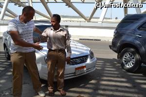 [P02] Batand palma cu un taximetrist. :) Taxiurile albe sunt acum la putere in Cairo. Majoritatea au aparat.  » foto by TraianS
 - 
<span class="allrVoted glyphicon glyphicon-heart hidden" id="av576669"></span>
<a class="m-l-10 hidden" id="sv576669" onclick="voting_Foto_DelVot(,576669,5067)" role="button">șterge vot <span class="glyphicon glyphicon-remove"></span></a>
<a id="v9576669" class=" c-red"  onclick="voting_Foto_SetVot(576669)" role="button"><span class="glyphicon glyphicon-heart-empty"></span> <b>LIKE</b> = Votează poza</a> <img class="hidden"  id="f576669W9" src="/imagini/loader.gif" border="0" /><span class="AjErrMes hidden" id="e576669ErM"></span>