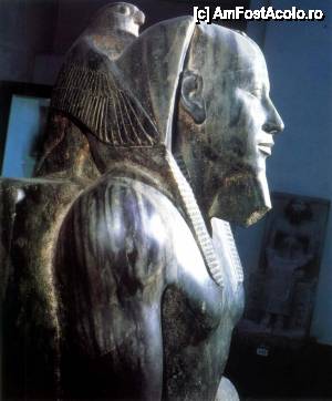 [P16] statuia lui Khafre, constructorul piramidei din mijloc de la Gizeh, asezat pe tron, cu aripile zeului soim protector, Horus, infasurate in jurul capului, poza nu imi apartine » foto by Muffin2009*
 - 
<span class="allrVoted glyphicon glyphicon-heart hidden" id="av486358"></span>
<a class="m-l-10 hidden" id="sv486358" onclick="voting_Foto_DelVot(,486358,5067)" role="button">șterge vot <span class="glyphicon glyphicon-remove"></span></a>
<a id="v9486358" class=" c-red"  onclick="voting_Foto_SetVot(486358)" role="button"><span class="glyphicon glyphicon-heart-empty"></span> <b>LIKE</b> = Votează poza</a> <img class="hidden"  id="f486358W9" src="/imagini/loader.gif" border="0" /><span class="AjErrMes hidden" id="e486358ErM"></span>