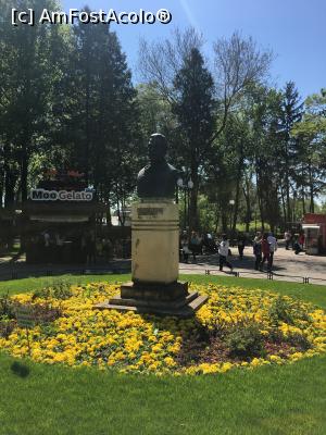 [P08] Statuia lui Calistrat Hogaș din Parcul Expoziției din Iași. Pe fundal gelateria cu ”cea mai bună înghețată din oraș”. Iașiul e mare dar cred că au dreptate! :))  » foto by Yersinia Pestis
 - 
<span class="allrVoted glyphicon glyphicon-heart hidden" id="av961381"></span>
<a class="m-l-10 hidden" id="sv961381" onclick="voting_Foto_DelVot(,961381,5091)" role="button">șterge vot <span class="glyphicon glyphicon-remove"></span></a>
<a id="v9961381" class=" c-red"  onclick="voting_Foto_SetVot(961381)" role="button"><span class="glyphicon glyphicon-heart-empty"></span> <b>LIKE</b> = Votează poza</a> <img class="hidden"  id="f961381W9" src="/imagini/loader.gif" border="0" /><span class="AjErrMes hidden" id="e961381ErM"></span>