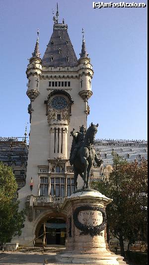 [P09] Iasi - Statuia lui Stefan in fata turnului cu Ceas al Palatului Culturii
decocamdata nu are tabla pe el ca nu au ramas bani si pt restaurarea turnului, este inchis publicului.  » foto by Nicu Teusdea
 - 
<span class="allrVoted glyphicon glyphicon-heart hidden" id="av403515"></span>
<a class="m-l-10 hidden" id="sv403515" onclick="voting_Foto_DelVot(,403515,5091)" role="button">șterge vot <span class="glyphicon glyphicon-remove"></span></a>
<a id="v9403515" class=" c-red"  onclick="voting_Foto_SetVot(403515)" role="button"><span class="glyphicon glyphicon-heart-empty"></span> <b>LIKE</b> = Votează poza</a> <img class="hidden"  id="f403515W9" src="/imagini/loader.gif" border="0" /><span class="AjErrMes hidden" id="e403515ErM"></span>