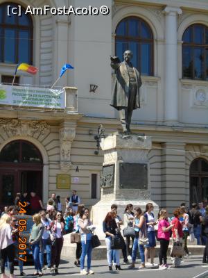 [P18] Universitatea „Alexandru Ioan Cuza” - statuia lui Mihail Kogalniceanu, aratind cu mana unde se face carte (I. P. Iasi)  » foto by Mitica49
 - 
<span class="allrVoted glyphicon glyphicon-heart hidden" id="av860088"></span>
<a class="m-l-10 hidden" id="sv860088" onclick="voting_Foto_DelVot(,860088,5091)" role="button">șterge vot <span class="glyphicon glyphicon-remove"></span></a>
<a id="v9860088" class=" c-red"  onclick="voting_Foto_SetVot(860088)" role="button"><span class="glyphicon glyphicon-heart-empty"></span> <b>LIKE</b> = Votează poza</a> <img class="hidden"  id="f860088W9" src="/imagini/loader.gif" border="0" /><span class="AjErrMes hidden" id="e860088ErM"></span>