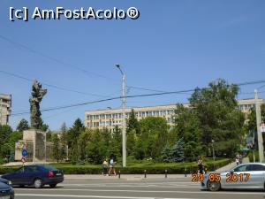 [P04] Piața 'Gh. Dimitrov', actual 'Sf. Spiridon', în plan îndepărtat spitalul Sf. Spiridon, iar în prim plan statuia 'Independenței' » foto by Mitica49
 - 
<span class="allrVoted glyphicon glyphicon-heart hidden" id="av862190"></span>
<a class="m-l-10 hidden" id="sv862190" onclick="voting_Foto_DelVot(,862190,5091)" role="button">șterge vot <span class="glyphicon glyphicon-remove"></span></a>
<a id="v9862190" class=" c-red"  onclick="voting_Foto_SetVot(862190)" role="button"><span class="glyphicon glyphicon-heart-empty"></span> <b>LIKE</b> = Votează poza</a> <img class="hidden"  id="f862190W9" src="/imagini/loader.gif" border="0" /><span class="AjErrMes hidden" id="e862190ErM"></span>