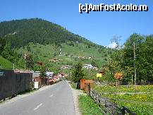[P16] aceasta este Valea Bangaleasca, vedere dinspre munte spre acea intersectie.Undeva in fata  in capat e Caminul Cultural, iar unde e panoul acela in drum se pot inchiria ATV-uri, este Vila Veturia. » foto by adryana
 - 
<span class="allrVoted glyphicon glyphicon-heart hidden" id="av332771"></span>
<a class="m-l-10 hidden" id="sv332771" onclick="voting_Foto_DelVot(,332771,5116)" role="button">șterge vot <span class="glyphicon glyphicon-remove"></span></a>
<a id="v9332771" class=" c-red"  onclick="voting_Foto_SetVot(332771)" role="button"><span class="glyphicon glyphicon-heart-empty"></span> <b>LIKE</b> = Votează poza</a> <img class="hidden"  id="f332771W9" src="/imagini/loader.gif" border="0" /><span class="AjErrMes hidden" id="e332771ErM"></span>