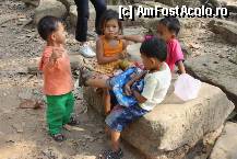 [P05] copiii Cambogiei ii intalnesti la fiecare pas. Aici cativa dintre cei mai bogati, in afara templelor am intalnit copilasi fara haine si pantofi » foto by Pami*
 - 
<span class="allrVoted glyphicon glyphicon-heart hidden" id="av299401"></span>
<a class="m-l-10 hidden" id="sv299401" onclick="voting_Foto_DelVot(,299401,5123)" role="button">șterge vot <span class="glyphicon glyphicon-remove"></span></a>
<a id="v9299401" class=" c-red"  onclick="voting_Foto_SetVot(299401)" role="button"><span class="glyphicon glyphicon-heart-empty"></span> <b>LIKE</b> = Votează poza</a> <img class="hidden"  id="f299401W9" src="/imagini/loader.gif" border="0" /><span class="AjErrMes hidden" id="e299401ErM"></span>