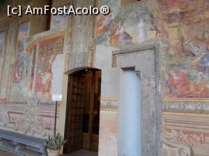 [P07] Complexul Monumental Santa Chiara, Napoli. Frescele din curtea interioară cu scene din Vechiul Testament. » foto by mihaelavoicu
 - 
<span class="allrVoted glyphicon glyphicon-heart hidden" id="av1193658"></span>
<a class="m-l-10 hidden" id="sv1193658" onclick="voting_Foto_DelVot(,1193658,5128)" role="button">șterge vot <span class="glyphicon glyphicon-remove"></span></a>
<a id="v91193658" class=" c-red"  onclick="voting_Foto_SetVot(1193658)" role="button"><span class="glyphicon glyphicon-heart-empty"></span> <b>LIKE</b> = Votează poza</a> <img class="hidden"  id="f1193658W9" src="/imagini/loader.gif" border="0" /><span class="AjErrMes hidden" id="e1193658ErM"></span>