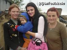 [P11] Trei din membrii familiei ce locuiesc sub pamant in satul Piatra » foto by lavylus
 - 
<span class="allrVoted glyphicon glyphicon-heart hidden" id="av171710"></span>
<a class="m-l-10 hidden" id="sv171710" onclick="voting_Foto_DelVot(,171710,5136)" role="button">șterge vot <span class="glyphicon glyphicon-remove"></span></a>
<a id="v9171710" class=" c-red"  onclick="voting_Foto_SetVot(171710)" role="button"><span class="glyphicon glyphicon-heart-empty"></span> <b>LIKE</b> = Votează poza</a> <img class="hidden"  id="f171710W9" src="/imagini/loader.gif" border="0" /><span class="AjErrMes hidden" id="e171710ErM"></span>