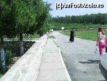 [P17] Manastirea Sf. Apostol Andrei - Alee spre parcare si padurea umbroasa. » foto by iulianic
 - 
<span class="allrVoted glyphicon glyphicon-heart hidden" id="av261518"></span>
<a class="m-l-10 hidden" id="sv261518" onclick="voting_Foto_DelVot(,261518,5136)" role="button">șterge vot <span class="glyphicon glyphicon-remove"></span></a>
<a id="v9261518" class=" c-red"  onclick="voting_Foto_SetVot(261518)" role="button"><span class="glyphicon glyphicon-heart-empty"></span> <b>LIKE</b> = Votează poza</a> <img class="hidden"  id="f261518W9" src="/imagini/loader.gif" border="0" /><span class="AjErrMes hidden" id="e261518ErM"></span>