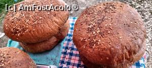 [P21] Pâine vândută în parcarea mănăstirii. » foto by tata123 🔱
 - 
<span class="allrVoted glyphicon glyphicon-heart hidden" id="av1525064"></span>
<a class="m-l-10 hidden" id="sv1525064" onclick="voting_Foto_DelVot(,1525064,5136)" role="button">șterge vot <span class="glyphicon glyphicon-remove"></span></a>
<a id="v91525064" class=" c-red"  onclick="voting_Foto_SetVot(1525064)" role="button"><span class="glyphicon glyphicon-heart-empty"></span> <b>LIKE</b> = Votează poza</a> <img class="hidden"  id="f1525064W9" src="/imagini/loader.gif" border="0" /><span class="AjErrMes hidden" id="e1525064ErM"></span>