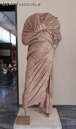 [P31] Statuie înfățișând un bărbat cu mantie » foto by Carmen Ion
 - 
<span class="allrVoted glyphicon glyphicon-heart hidden" id="av1268514"></span>
<a class="m-l-10 hidden" id="sv1268514" onclick="voting_Foto_DelVot(,1268514,5137)" role="button">șterge vot <span class="glyphicon glyphicon-remove"></span></a>
<a id="v91268514" class=" c-red"  onclick="voting_Foto_SetVot(1268514)" role="button"><span class="glyphicon glyphicon-heart-empty"></span> <b>LIKE</b> = Votează poza</a> <img class="hidden"  id="f1268514W9" src="/imagini/loader.gif" border="0" /><span class="AjErrMes hidden" id="e1268514ErM"></span>