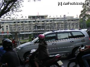 [P86] Trafic la Palatul Reunificării din Saigon (nu ne-am obişnuit să-i spunem oraşul Ho Şi Min!)  » foto by gigiiuti
 - 
<span class="allrVoted glyphicon glyphicon-heart hidden" id="av364480"></span>
<a class="m-l-10 hidden" id="sv364480" onclick="voting_Foto_DelVot(,364480,5166)" role="button">șterge vot <span class="glyphicon glyphicon-remove"></span></a>
<a id="v9364480" class=" c-red"  onclick="voting_Foto_SetVot(364480)" role="button"><span class="glyphicon glyphicon-heart-empty"></span> <b>LIKE</b> = Votează poza</a> <img class="hidden"  id="f364480W9" src="/imagini/loader.gif" border="0" /><span class="AjErrMes hidden" id="e364480ErM"></span>