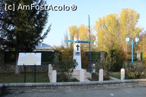 [P52] Mănăstirea Dintr-un Lemn, Monumentul aviatorilor militari, o coloană de marmură albă, o elice albastră și o cruce » foto by mprofeanu
 - 
<span class="allrVoted glyphicon glyphicon-heart hidden" id="av1205536"></span>
<a class="m-l-10 hidden" id="sv1205536" onclick="voting_Foto_DelVot(,1205536,5203)" role="button">șterge vot <span class="glyphicon glyphicon-remove"></span></a>
<a id="v91205536" class=" c-red"  onclick="voting_Foto_SetVot(1205536)" role="button"><span class="glyphicon glyphicon-heart-empty"></span> <b>LIKE</b> = Votează poza</a> <img class="hidden"  id="f1205536W9" src="/imagini/loader.gif" border="0" /><span class="AjErrMes hidden" id="e1205536ErM"></span>