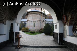 [P57] Mănăstirea Dintr-un Lemn, Biserica din Piatră văzută de sub Clopotnița de la intrarea în Curtea Superioară » foto by mprofeanu
 - 
<span class="allrVoted glyphicon glyphicon-heart hidden" id="av1205541"></span>
<a class="m-l-10 hidden" id="sv1205541" onclick="voting_Foto_DelVot(,1205541,5203)" role="button">șterge vot <span class="glyphicon glyphicon-remove"></span></a>
<a id="v91205541" class=" c-red"  onclick="voting_Foto_SetVot(1205541)" role="button"><span class="glyphicon glyphicon-heart-empty"></span> <b>LIKE</b> = Votează poza</a> <img class="hidden"  id="f1205541W9" src="/imagini/loader.gif" border="0" /><span class="AjErrMes hidden" id="e1205541ErM"></span>