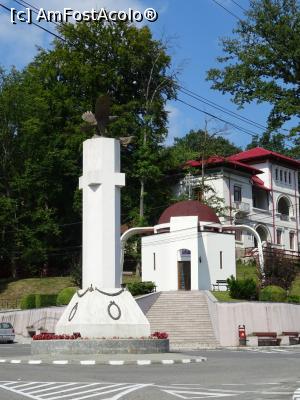 [P16] Monumentul eroilor, Paraclisul Adormirii Maicii Domnului și Vila Al. Iliescu (Biblioteca publică, Muzeul balnear și Colecția de arheologie „Gheorghe Petre-Govora”) - Govora.  » foto by tata123 🔱
 - 
<span class="allrVoted glyphicon glyphicon-heart hidden" id="av909710"></span>
<a class="m-l-10 hidden" id="sv909710" onclick="voting_Foto_DelVot(,909710,5203)" role="button">șterge vot <span class="glyphicon glyphicon-remove"></span></a>
<a id="v9909710" class=" c-red"  onclick="voting_Foto_SetVot(909710)" role="button"><span class="glyphicon glyphicon-heart-empty"></span> <b>LIKE</b> = Votează poza</a> <img class="hidden"  id="f909710W9" src="/imagini/loader.gif" border="0" /><span class="AjErrMes hidden" id="e909710ErM"></span>