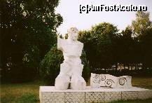 [P34] Statuia zeului Neptun, în faţa hotelului omonim. O lucrare de artă ce s-a păstrat.  » foto by Neptunus
 - 
<span class="allrVoted glyphicon glyphicon-heart hidden" id="av483261"></span>
<a class="m-l-10 hidden" id="sv483261" onclick="voting_Foto_DelVot(,483261,5218)" role="button">șterge vot <span class="glyphicon glyphicon-remove"></span></a>
<a id="v9483261" class=" c-red"  onclick="voting_Foto_SetVot(483261)" role="button"><span class="glyphicon glyphicon-heart-empty"></span> <b>LIKE</b> = Votează poza</a> <img class="hidden"  id="f483261W9" src="/imagini/loader.gif" border="0" /><span class="AjErrMes hidden" id="e483261ErM"></span>