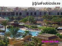 [P03] Piscina mai mare vazuta din balcon. Acopersilu rotund este de la pool bar, in spatele lui terenul de tenis. » foto by Mihaela Dinu
 - 
<span class="allrVoted glyphicon glyphicon-heart hidden" id="av59149"></span>
<a class="m-l-10 hidden" id="sv59149" onclick="voting_Foto_DelVot(,59149,5248)" role="button">șterge vot <span class="glyphicon glyphicon-remove"></span></a>
<a id="v959149" class=" c-red"  onclick="voting_Foto_SetVot(59149)" role="button"><span class="glyphicon glyphicon-heart-empty"></span> <b>LIKE</b> = Votează poza</a> <img class="hidden"  id="f59149W9" src="/imagini/loader.gif" border="0" /><span class="AjErrMes hidden" id="e59149ErM"></span>