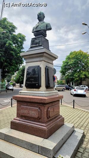 [P02] Statuia primarului Radu Stanian (undeva ăn dreapta este taverna). » foto by tata123 🔱
 - 
<span class="allrVoted glyphicon glyphicon-heart hidden" id="av1376082"></span>
<a class="m-l-10 hidden" id="sv1376082" onclick="voting_Foto_DelVot(,1376082,5266)" role="button">șterge vot <span class="glyphicon glyphicon-remove"></span></a>
<a id="v91376082" class=" c-red"  onclick="voting_Foto_SetVot(1376082)" role="button"><span class="glyphicon glyphicon-heart-empty"></span> <b>LIKE</b> = Votează poza</a> <img class="hidden"  id="f1376082W9" src="/imagini/loader.gif" border="0" /><span class="AjErrMes hidden" id="e1376082ErM"></span>