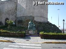 [P01] Statuia Nustiucui in fata fortificatiilor din Tarifa » foto by nnaaee
 - 
<span class="allrVoted glyphicon glyphicon-heart hidden" id="av205203"></span>
<a class="m-l-10 hidden" id="sv205203" onclick="voting_Foto_DelVot(,205203,5387)" role="button">șterge vot <span class="glyphicon glyphicon-remove"></span></a>
<a id="v9205203" class=" c-red"  onclick="voting_Foto_SetVot(205203)" role="button"><span class="glyphicon glyphicon-heart-empty"></span> <b>LIKE</b> = Votează poza</a> <img class="hidden"  id="f205203W9" src="/imagini/loader.gif" border="0" /><span class="AjErrMes hidden" id="e205203ErM"></span>