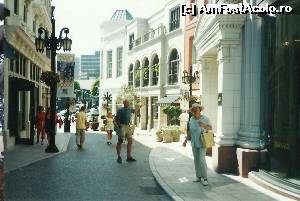 [P17] La cumparaturi pe Rodeo Drive - Los Angeles » foto by Dan-Ioan
 - 
<span class="allrVoted glyphicon glyphicon-heart hidden" id="av550660"></span>
<a class="m-l-10 hidden" id="sv550660" onclick="voting_Foto_DelVot(,550660,5485)" role="button">șterge vot <span class="glyphicon glyphicon-remove"></span></a>
<a id="v9550660" class=" c-red"  onclick="voting_Foto_SetVot(550660)" role="button"><span class="glyphicon glyphicon-heart-empty"></span> <b>LIKE</b> = Votează poza</a> <img class="hidden"  id="f550660W9" src="/imagini/loader.gif" border="0" /><span class="AjErrMes hidden" id="e550660ErM"></span>
