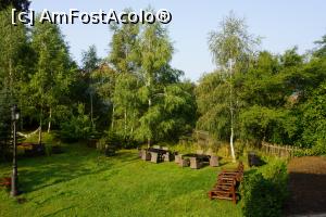 [P19] În parcul din spate. Se văd şezlongurile şi mesele cu scaune.  » foto by Utube
 - 
<span class="allrVoted glyphicon glyphicon-heart hidden" id="av769460"></span>
<a class="m-l-10 hidden" id="sv769460" onclick="voting_Foto_DelVot(,769460,5498)" role="button">șterge vot <span class="glyphicon glyphicon-remove"></span></a>
<a id="v9769460" class=" c-red"  onclick="voting_Foto_SetVot(769460)" role="button"><span class="glyphicon glyphicon-heart-empty"></span> <b>LIKE</b> = Votează poza</a> <img class="hidden"  id="f769460W9" src="/imagini/loader.gif" border="0" /><span class="AjErrMes hidden" id="e769460ErM"></span>