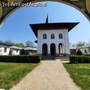 [P06] Mănăstirea Glavacioc Argeș, Biserica, Fațada vestică, Intrarea în Pridvor, se văd și clădirile înconjurătoare... » foto by mprofeanu
 - 
<span class="allrVoted glyphicon glyphicon-heart hidden" id="av1427797"></span>
<a class="m-l-10 hidden" id="sv1427797" onclick="voting_Foto_DelVot(,1427797,5499)" role="button">șterge vot <span class="glyphicon glyphicon-remove"></span></a>
<a id="v91427797" class=" c-red"  onclick="voting_Foto_SetVot(1427797)" role="button"><span class="glyphicon glyphicon-heart-empty"></span> <b>LIKE</b> = Votează poza</a> <img class="hidden"  id="f1427797W9" src="/imagini/loader.gif" border="0" /><span class="AjErrMes hidden" id="e1427797ErM"></span>