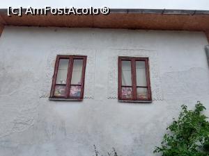 [P53] O frumoasă casă veche, cu păpuși în ferestre la Nămăiești. » foto by maryka
 - 
<span class="allrVoted glyphicon glyphicon-heart hidden" id="av1301114"></span>
<a class="m-l-10 hidden" id="sv1301114" onclick="voting_Foto_DelVot(,1301114,5499)" role="button">șterge vot <span class="glyphicon glyphicon-remove"></span></a>
<a id="v91301114" class=" c-red"  onclick="voting_Foto_SetVot(1301114)" role="button"><span class="glyphicon glyphicon-heart-empty"></span> <b>LIKE</b> = Votează poza</a> <img class="hidden"  id="f1301114W9" src="/imagini/loader.gif" border="0" /><span class="AjErrMes hidden" id="e1301114ErM"></span>