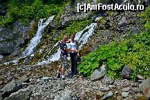 [P28] Valea Spumoasa se afla la o altitudine de circa 1120 de metri iar de la statia de telecabina din statiunea Busteni se ajunge aici in aproximativ 30 de minute. De frumusetea zonei se pot bucura turistii de orice fel, indiferent de varsta, pregatire sau echipament.
Cascadele ce cad in Valea Spumoasa izvorasc de la numai cativa metri deasupra stancilor. Pe langa imaginea impresionanta turistii se pot bucura si de calitatea apei plate. Panorama impresionanta compusa din mai multe cascade furtunoase poate fi admirata si din telecabina Busteni – Babele. » foto by adybyt
 - 
<span class="allrVoted glyphicon glyphicon-heart hidden" id="av298664"></span>
<a class="m-l-10 hidden" id="sv298664" onclick="voting_Foto_DelVot(,298664,5504)" role="button">șterge vot <span class="glyphicon glyphicon-remove"></span></a>
<a id="v9298664" class=" c-red"  onclick="voting_Foto_SetVot(298664)" role="button"><span class="glyphicon glyphicon-heart-empty"></span> <b>LIKE</b> = Votează poza</a> <img class="hidden"  id="f298664W9" src="/imagini/loader.gif" border="0" /><span class="AjErrMes hidden" id="e298664ErM"></span>