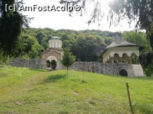 [P06] Mânăstirea Hurezi; Schitul Bolniței » foto by crismis
 - 
<span class="allrVoted glyphicon glyphicon-heart hidden" id="av925255"></span>
<a class="m-l-10 hidden" id="sv925255" onclick="voting_Foto_DelVot(,925255,5504)" role="button">șterge vot <span class="glyphicon glyphicon-remove"></span></a>
<a id="v9925255" class=" c-red"  onclick="voting_Foto_SetVot(925255)" role="button"><span class="glyphicon glyphicon-heart-empty"></span> <b>LIKE</b> = Votează poza</a> <img class="hidden"  id="f925255W9" src="/imagini/loader.gif" border="0" /><span class="AjErrMes hidden" id="e925255ErM"></span>