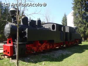 [P15] În timp ce am așteptat mocănița care era plecată pe traseu, am admirat cele două locomotive parcate la capăt de linie.  » foto by Floryn81
 - 
<span class="allrVoted glyphicon glyphicon-heart hidden" id="av1050000"></span>
<a class="m-l-10 hidden" id="sv1050000" onclick="voting_Foto_DelVot(,1050000,5515)" role="button">șterge vot <span class="glyphicon glyphicon-remove"></span></a>
<a id="v91050000" class=" c-red"  onclick="voting_Foto_SetVot(1050000)" role="button"><span class="glyphicon glyphicon-heart-empty"></span> <b>LIKE</b> = Votează poza</a> <img class="hidden"  id="f1050000W9" src="/imagini/loader.gif" border="0" /><span class="AjErrMes hidden" id="e1050000ErM"></span>