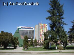 [P03] În fotografie se observă o parte din parcul central al stațiunii. În plan îndepărtat se văd siluetele hotelurilor Căprioara și Cerbul.  » foto by Floryn81
 - 
<span class="allrVoted glyphicon glyphicon-heart hidden" id="av1049988"></span>
<a class="m-l-10 hidden" id="sv1049988" onclick="voting_Foto_DelVot(,1049988,5515)" role="button">șterge vot <span class="glyphicon glyphicon-remove"></span></a>
<a id="v91049988" class=" c-red"  onclick="voting_Foto_SetVot(1049988)" role="button"><span class="glyphicon glyphicon-heart-empty"></span> <b>LIKE</b> = Votează poza</a> <img class="hidden"  id="f1049988W9" src="/imagini/loader.gif" border="0" /><span class="AjErrMes hidden" id="e1049988ErM"></span>