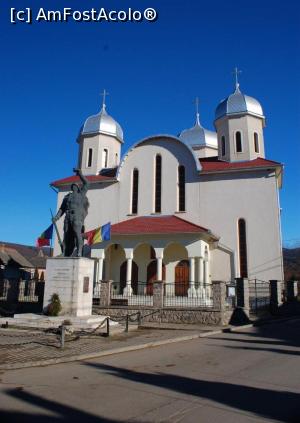 [P83] Covasna - prin oraș, Biserica Înălţarea Domnului, cu monumentul eroilor Voineșteni din cele două războaie din fața sa » foto by Dragoș_MD
 - 
<span class="allrVoted glyphicon glyphicon-heart hidden" id="av814589"></span>
<a class="m-l-10 hidden" id="sv814589" onclick="voting_Foto_DelVot(,814589,5515)" role="button">șterge vot <span class="glyphicon glyphicon-remove"></span></a>
<a id="v9814589" class=" c-red"  onclick="voting_Foto_SetVot(814589)" role="button"><span class="glyphicon glyphicon-heart-empty"></span> <b>LIKE</b> = Votează poza</a> <img class="hidden"  id="f814589W9" src="/imagini/loader.gif" border="0" /><span class="AjErrMes hidden" id="e814589ErM"></span>